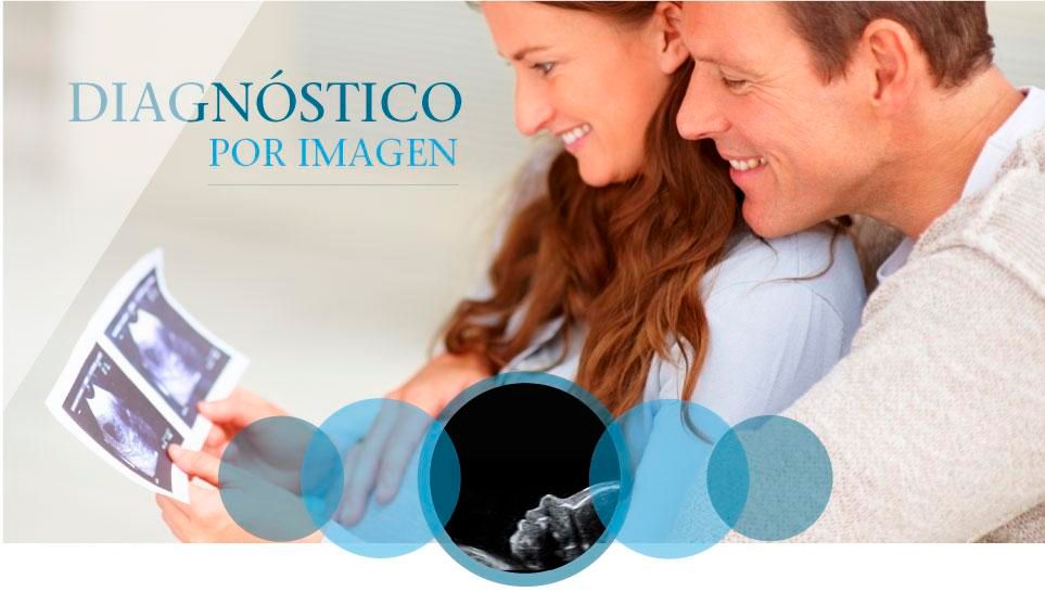 Dr. Francisco Álamo Romero pareja observando ecografía de embarazo